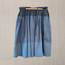 Load image into Gallery viewer, Skirt 45 seersucker natural dye
